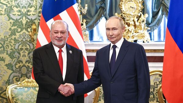 Presidente da Rússia recebe rei da Malásia no Kremlin Presidente da Rússia recebe rei da Malásia no Kremlin - Sputnik Brasil