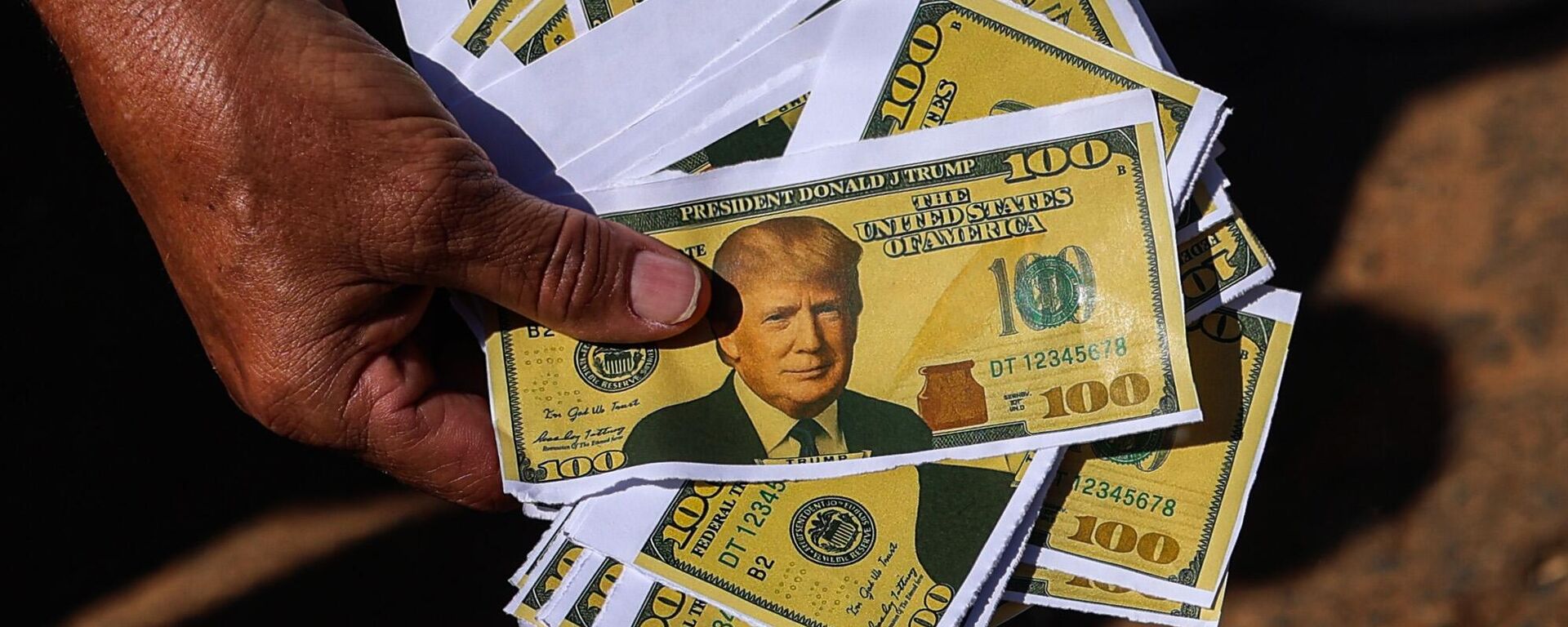 Movimentos sindicais e sociais protestam contra medidas econômicas do governo dos EUA contra o Brasil em frente à embaixada norte-americana em Brasília (DF). Brasil, 1º de agosto de 2025 - Sputnik Brasil, 1920, 06.08.2025