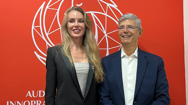 O reitor da UFRJ, Roberto Medronho, e da primeira diretora-geral adjunta da Innopraktika, Natalia Popova - Sputnik Brasil