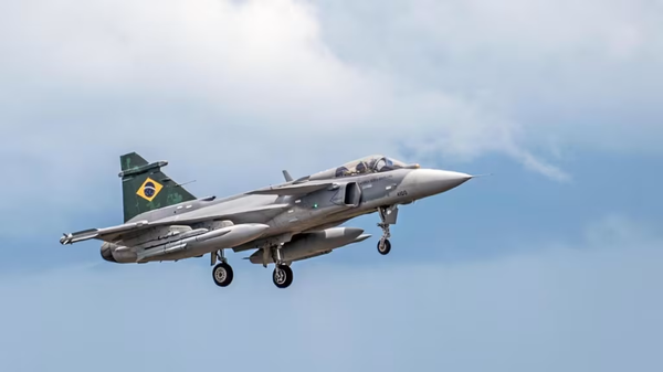 Caça Gripen, da empresa sueca Saab, durante testes em Goiás, em março de 2025 - Sputnik Brasil
