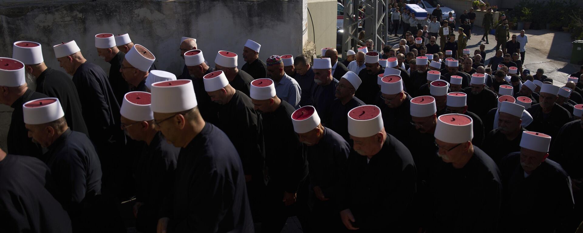 Homens drusos lideram o caminho enquanto soldados israelenses carregam o caixão do capitão israelense druso Amir Saad, morto em uma batalha na Faixa de Gaza, durante funeral na vila de Yanuh-Jat, no norte de Israel, em 27 de julho de 2025 - Sputnik Brasil, 1920, 07.08.2025
