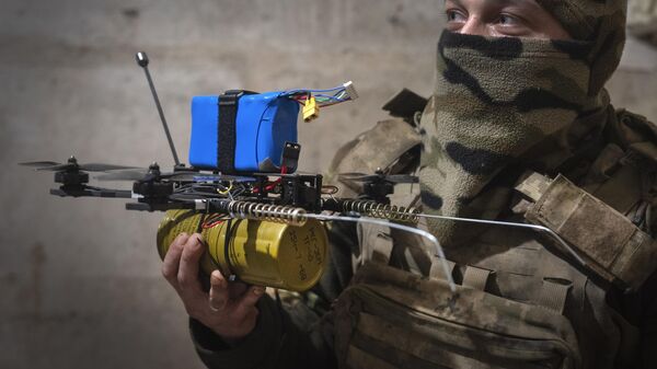 Soldado ucraniano prepara drone para ataque próximo à região de Avdeevka, em Donbass. Ucrânia, 22 de março de 2024 - Sputnik Brasil