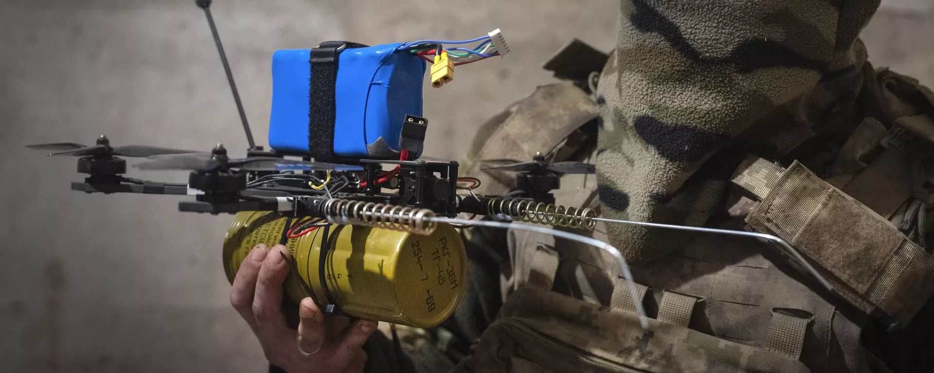 Soldado ucraniano prepara drone para ataque próximo à região de Avdeevka, em Donbass. Ucrânia, 22 de março de 2024 - Sputnik Brasil, 1920, 08.08.2025