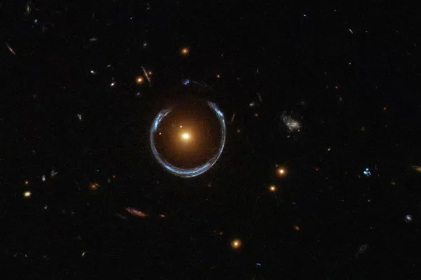 Esta interessante galáxia fotografada pelo Telescópio Espacial Hubble da NASA faz parte de um grupo de galáxias chamado Galáxias Vermelhas Luminosas. Ela tem uma massa incomumente grande, cerca de dez vezes a massa da Via Láctea. No entanto, é na verdade a forma de ferradura azul que circunscreve a galáxia vermelha que é o verdadeiro prêmio nesta imagem - Sputnik Brasil