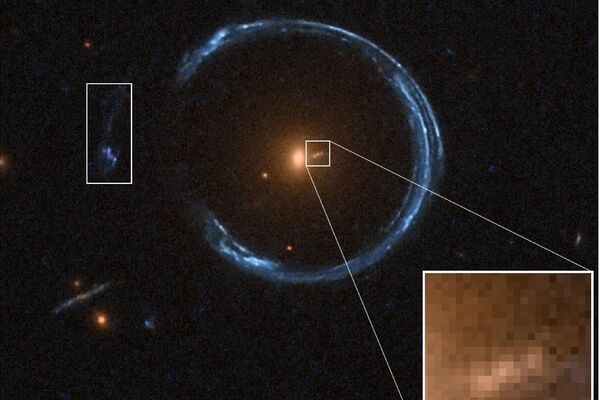 Imagem composta colorida HST/WFC3 da Ferradura Cósmica, criada com os filtros F814W, F606W e F475W. O sistema é composto pelo defletor principal, o anel de Einstein homônimo da Ferradura Cósmica, e o arco radial com sua contraimagem, ambos destacados. O detalhe mostra o arco radial. A figura está orientada de forma que o norte fique para cima e o leste para a esquerda - Sputnik Brasil