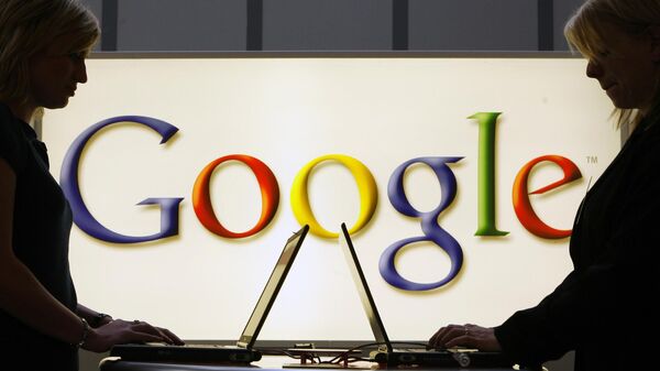 Foto de arquivo: expositores trabalham em laptops em frente a um letreiro iluminado do logotipo do Google na feira industrial Hannover Messe, em Hanover, Alemanha, 17 de abril de 2007 - Sputnik Brasil