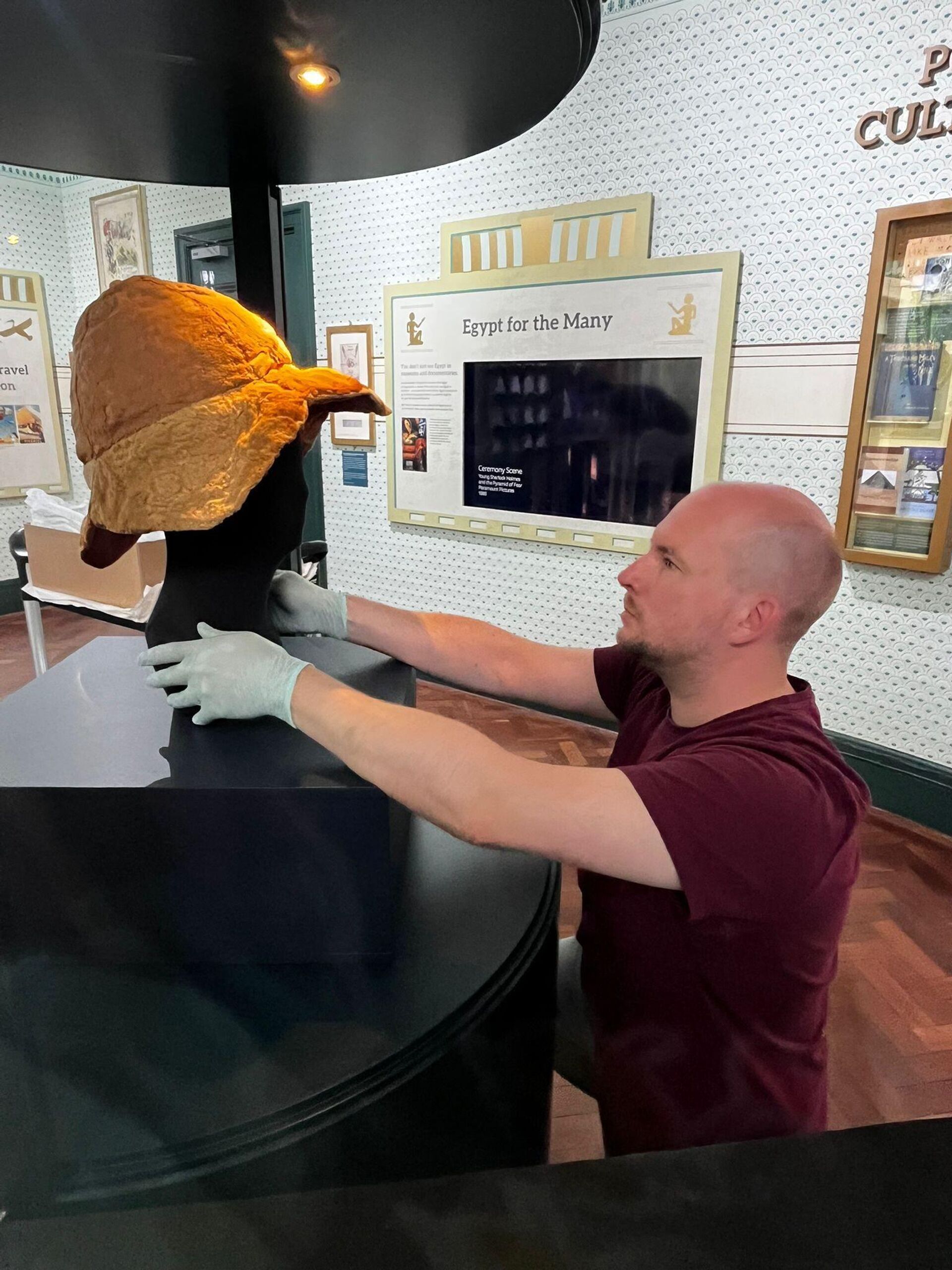 Chapéu de sol restaurado de 1.800 anos, exibido no Museu Bolton, no Reino Unido
