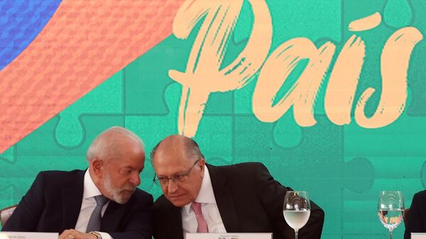 O presidente da República, Luiz Inácio Lula da Silva, conversa com o vice-presidente, Geraldo Alckmin, durante 5ª Reunião Plenária do Conselho de Desenvolvimento Econômico Social Sustentável (CDESS), realizado no Palácio do Itamaraty, Brasília, 5 de agosto de 2025 - Sputnik Brasil