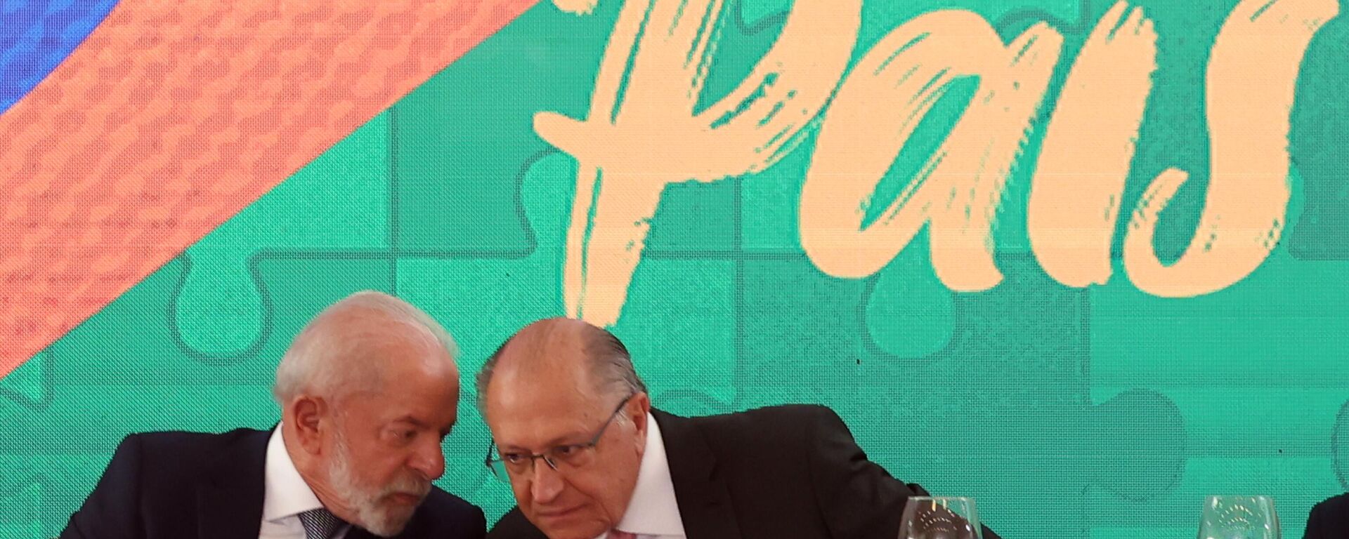 O presidente da República, Luiz Inácio Lula da Silva, conversa com o vice-presidente, Geraldo Alckmin, durante 5ª Reunião Plenária do Conselho de Desenvolvimento Econômico Social Sustentável (CDESS), realizado no Palácio do Itamaraty, Brasília, 5 de agosto de 2025 - Sputnik Brasil, 1920, 12.08.2025