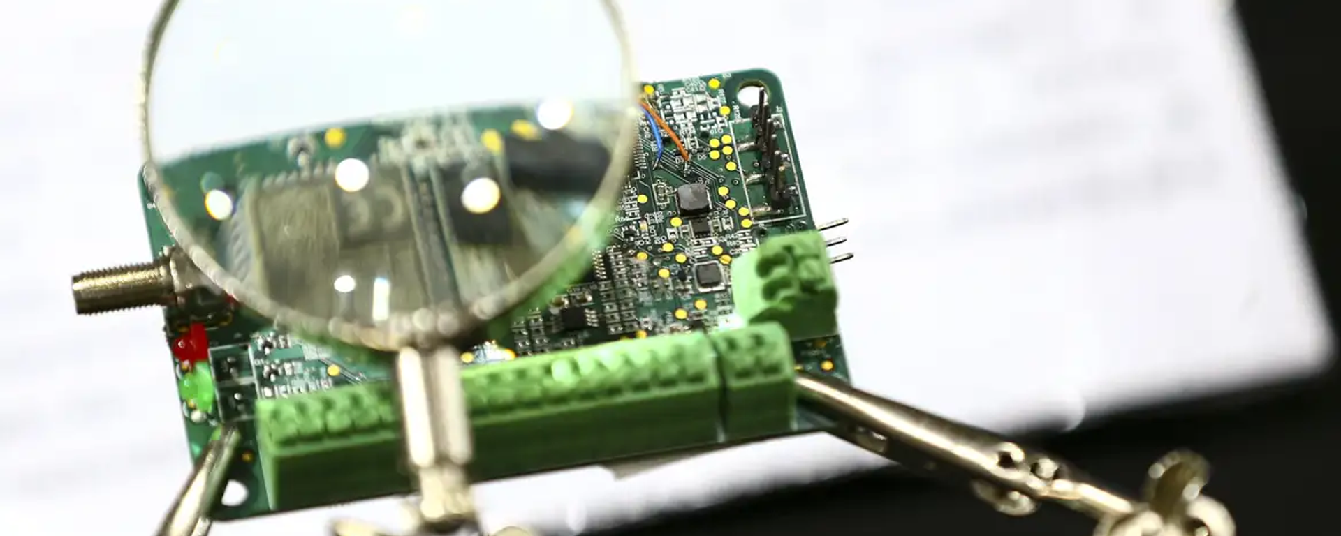 Semicondutores podem ser encontrados em diferentes tecnologias contemporâneas, como carros, painéis solares e até relógios - Sputnik Brasil, 1920, 12.08.2025