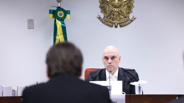 O ex-presidente Jair Bolsonaro (PL, de costas) em interrogatório diante do ministro do Supremo Tribunal Federal (STF) Alexandre de Moraes. Brasília (DF), 10 de junho de 2025 - Sputnik Brasil