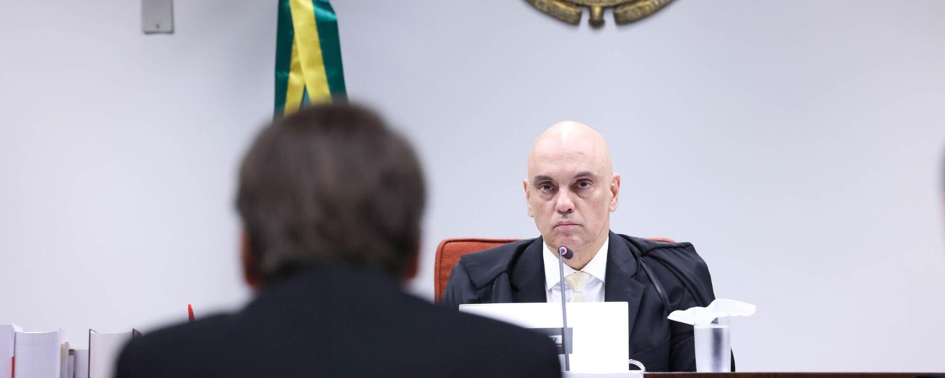 O ex-presidente Jair Bolsonaro (PL, de costas) em interrogatório diante do ministro do Supremo Tribunal Federal (STF) Alexandre de Moraes. Brasília (DF), 10 de junho de 2025 - Sputnik Brasil, 1920, 12.08.2025