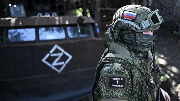 Militar da 288ª Brigada de Artilharia da Guarda das Forças Armadas da Rússia em Lugansk, em 10 de agosto de 2025 - Sputnik Brasil