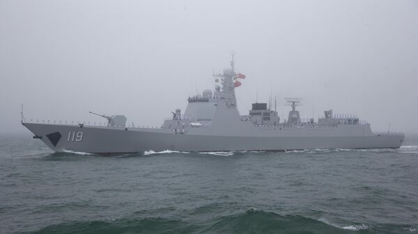 O destróier de mísseis guiados tipo 052D Guiyang, da Marinha do Exército de Libertação Popular da China (ELP), participa de um desfile naval para comemorar o 70º aniversário da fundação da Marinha do ELP da China no mar perto de Qingdao, na província de Shandong, no leste da China, 23 de abril de 2019 - Sputnik Brasil