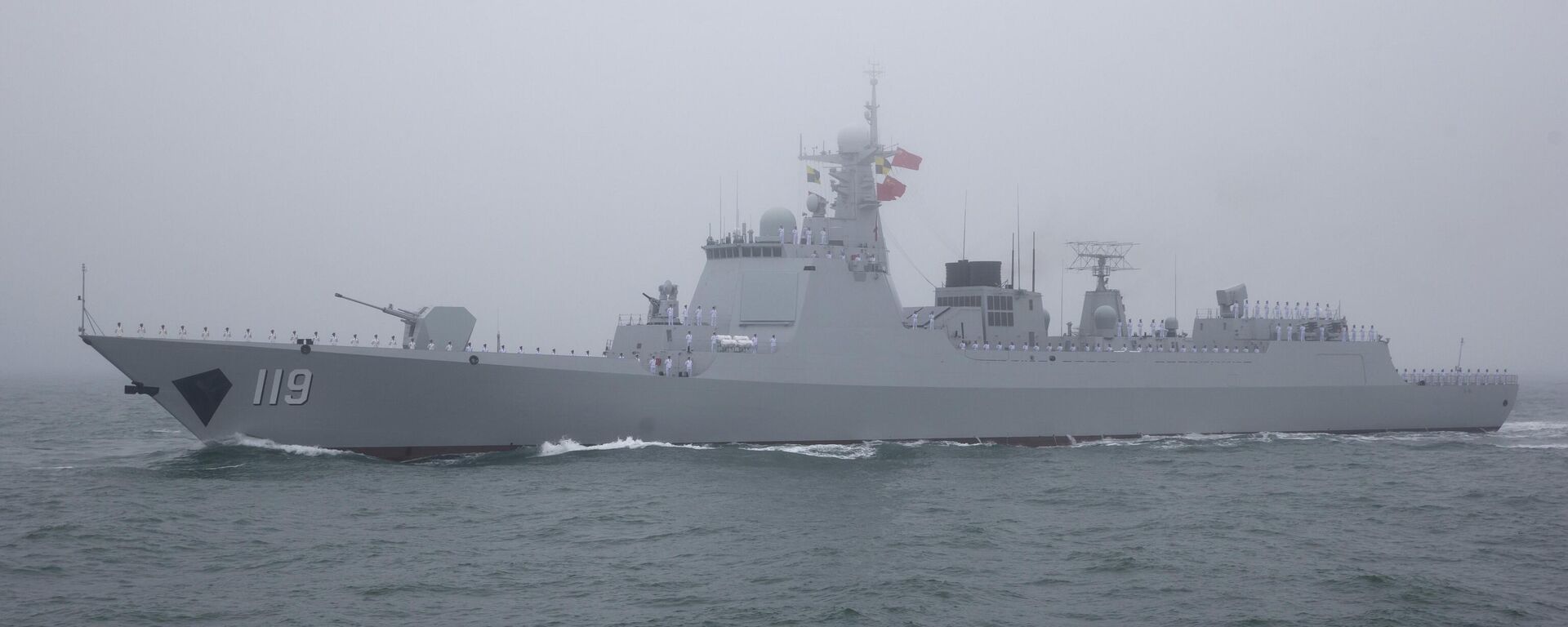 O destróier de mísseis guiados tipo 052D Guiyang, da Marinha do Exército de Libertação Popular da China (ELP), participa de um desfile naval para comemorar o 70º aniversário da fundação da Marinha do ELP da China no mar perto de Qingdao, na província de Shandong, no leste da China, 23 de abril de 2019 - Sputnik Brasil, 1920, 13.08.2025