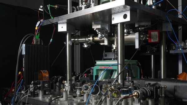 A configuração experimental usada por cientistas na China para organizar mais de 2.000 átomos de rubídio em matrizes precisas para pesquisa em computação quântica - Sputnik Brasil