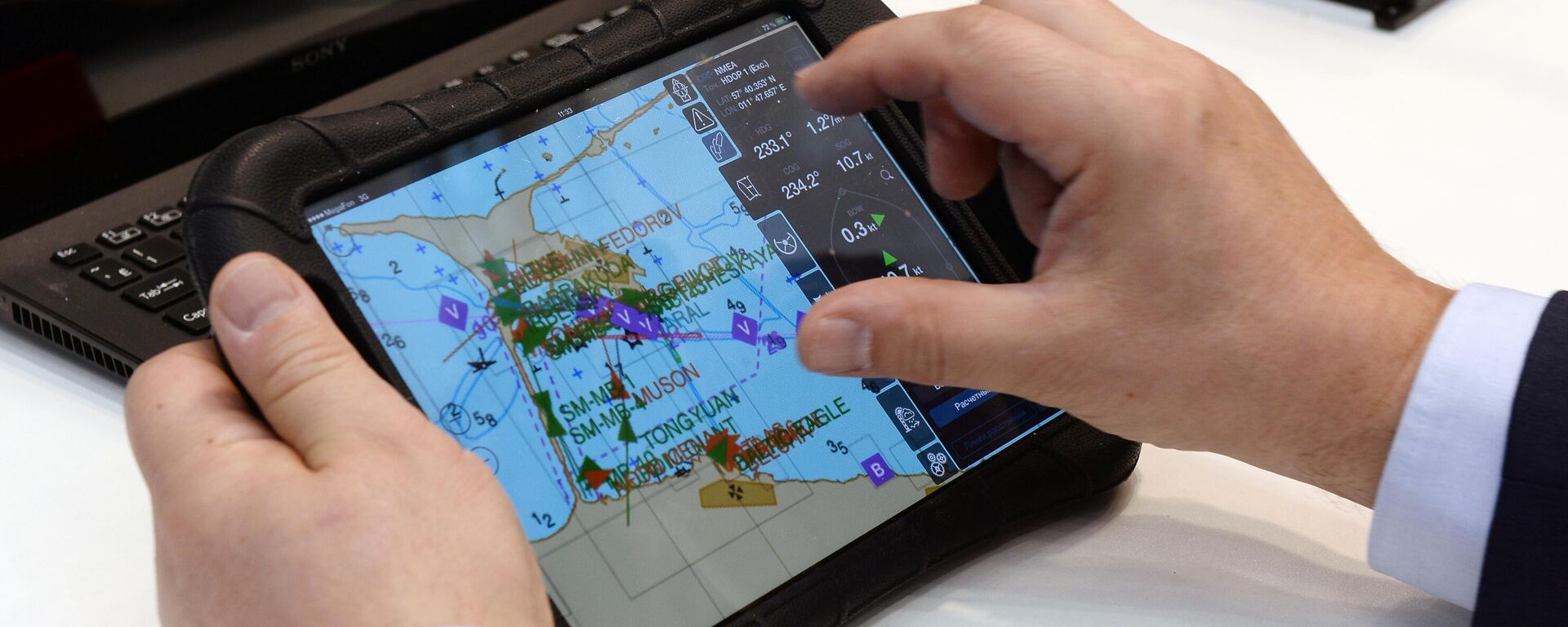 Navegador portátil baseado no sistema Glonass, de propriedade da Rússia, na IX Exposição Internacional Transporte da Rússia, em Moscou - Sputnik Brasil, 1920, 13.08.2025