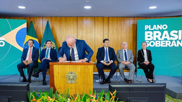 Presidente da República, Luiz Inácio Lula da Silva, durante cerimônia de assinatura da MP Brasil Soberano, no Palácio do Planalto. Brasília (DF), 13 de agosto de 2025 - Sputnik Brasil