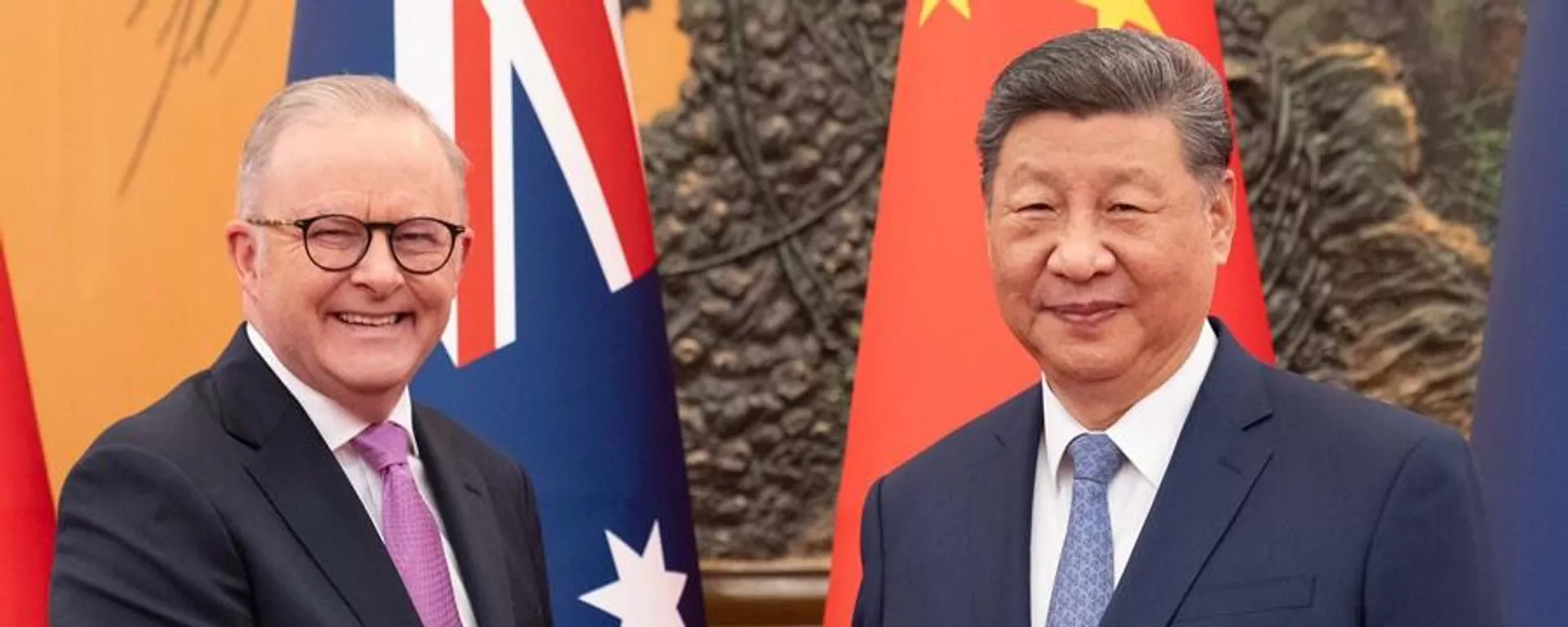 O primeiro-ministro da Austrália, Anthony Albanese, ao lado do presidente da China, Xi Jinping, em visita oficial a Pequim, em julho de 2025 - Sputnik Brasil, 1920, 14.08.2025