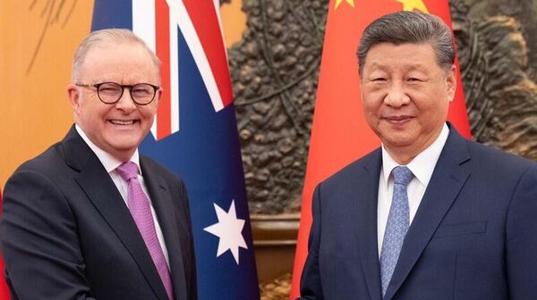 O primeiro-ministro da Austrália, Anthony Albanese, ao lado do presidente da China, Xi Jinping, em visita oficial a Pequim, em julho de 2025 - Sputnik Brasil