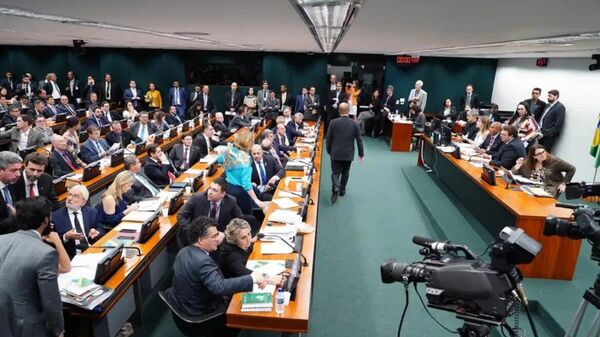 CCJ aprova pena maior para aliciamento de menores nas redes sociais - Sputnik Brasil