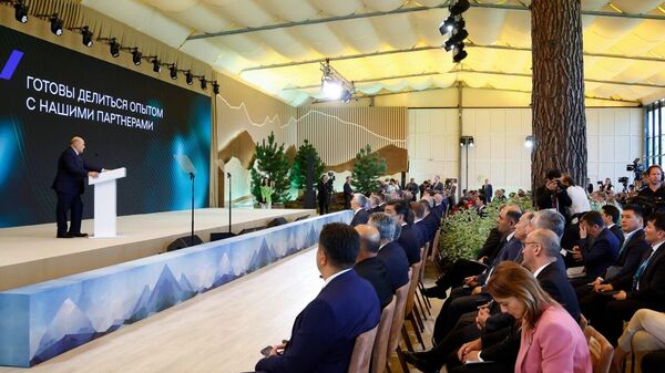 O discurso do primeiro-ministro russo, Mikhail Mishustin, na plataforma Manzherok na república de Altai. - Sputnik Brasil