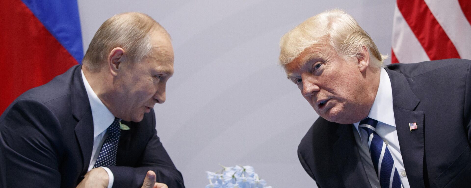 O presidente da Rússia, Vladimir Putin, em encontro com o presidente dos Estados Unidos, Donald Trump, no encontro do G20 em Hamburgo, Alemanha. 7 de julho de 2017. - Sputnik Brasil, 1920, 15.08.2025