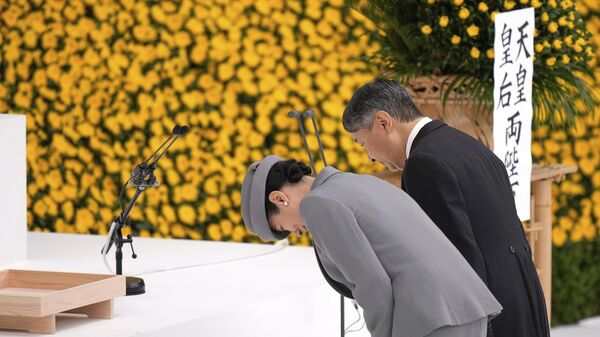 O imperador Naruhito e a imperatriz Masako do Japão se curvam durante uma cerimônia em memória ao 80º aniversário da derrota do Japão na Segunda Guerra Mundial, no salão Nippon Budokan. Tóquio, 15 de agosto de 2025 - Sputnik Brasil