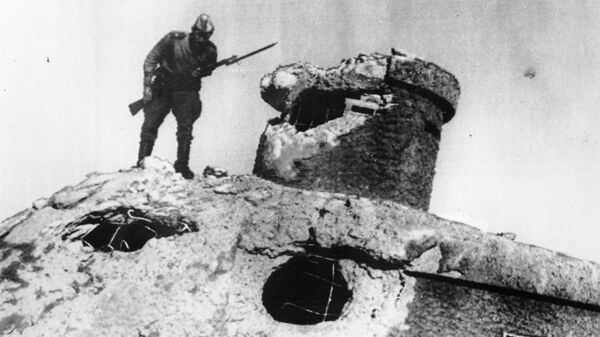 Soldado soviético espia por cima da borda de um forte japonês, em 23 de agosto de 1945, em um local da Manchúria. China, 8 de agosto de 1945 - Sputnik Brasil