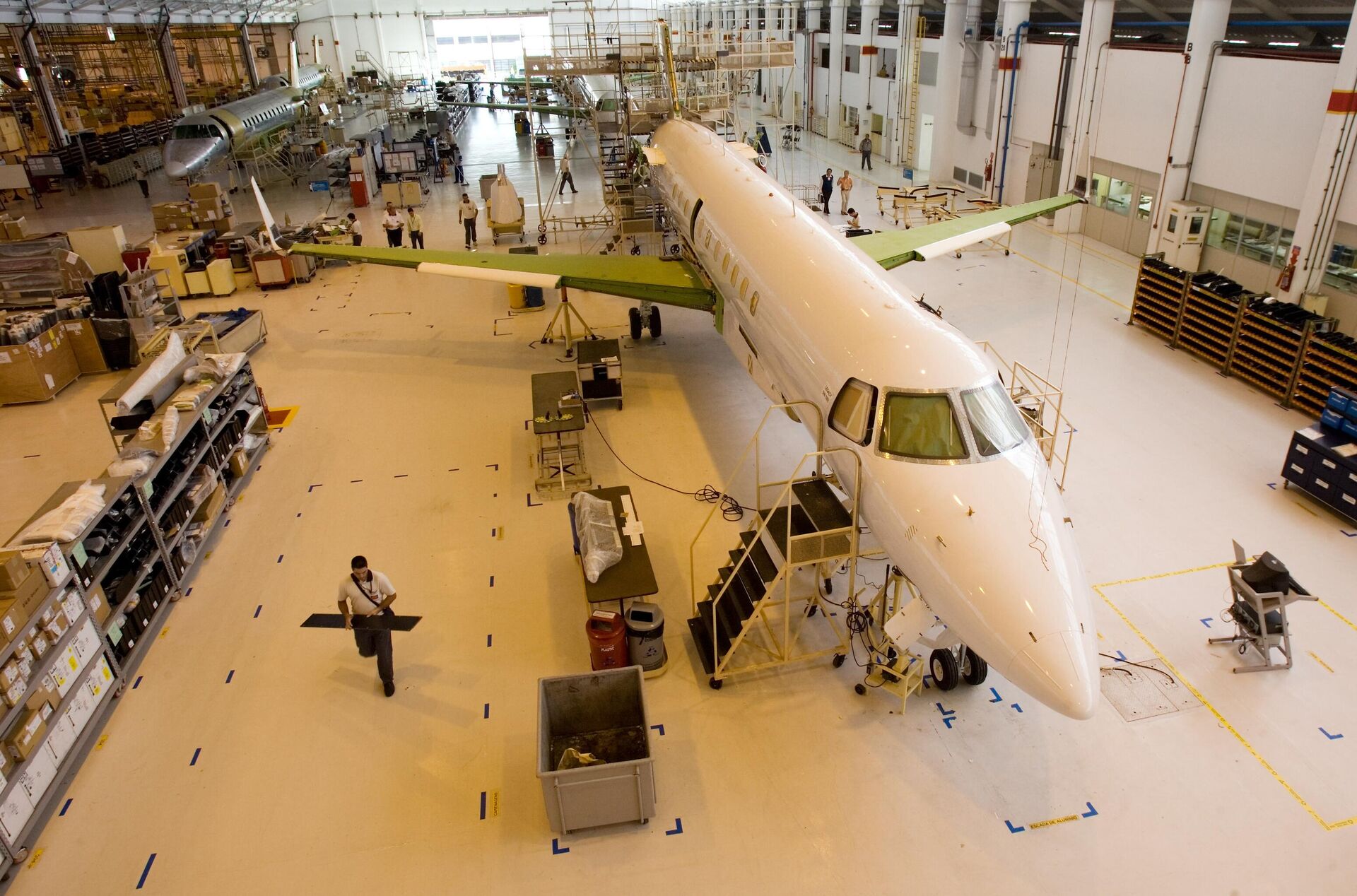 Funcionários da Embraer trabalham em vários jatos executivos Legacy 600 na fábrica da empresa em São José dos Campos, em São Paulo. Brasil, 27 de junho de 2007 Funcionários da Embraer trabalham em vários jatos executivos Legacy 600 na fábrica da empresa em São José dos Campos, em São Paulo. Brasil, 27 de junho de 2007