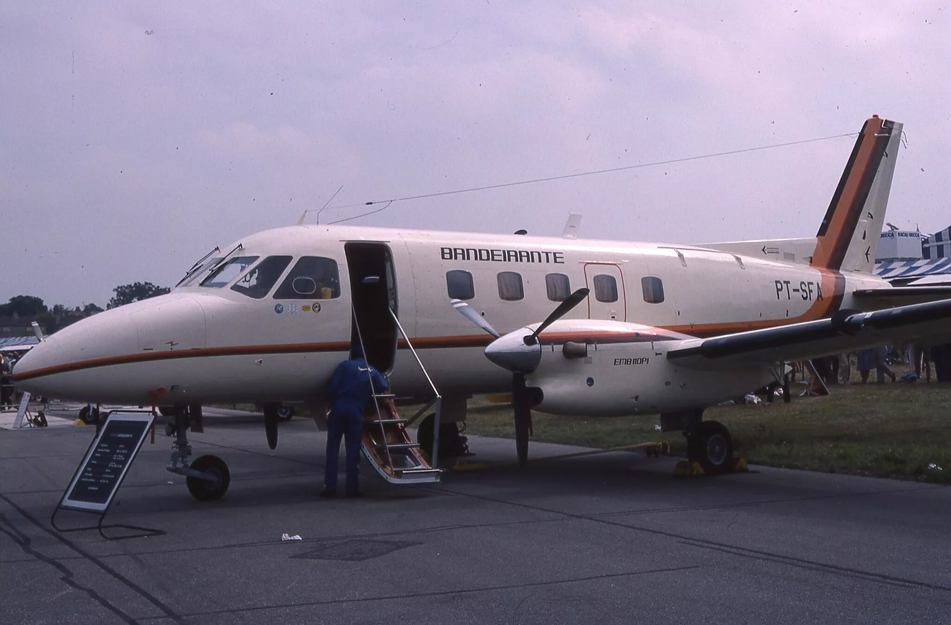 O modelo EMB-110 Bandeirante, da Embraer O modelo EMB-110 Bandeirante, da Embraer - Sputnik Brasil, 1920, 15.08.2025