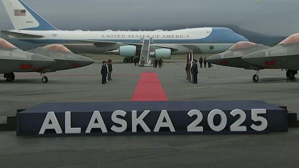 Avião presidencial dos Estados Unidos pousou em Anchorage, no Alasca, onde Donald Trump encontrará Vladimir Putin - Sputnik Brasil