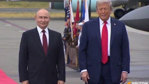 Putin e Trump se cumprimentam - Sputnik Brasil