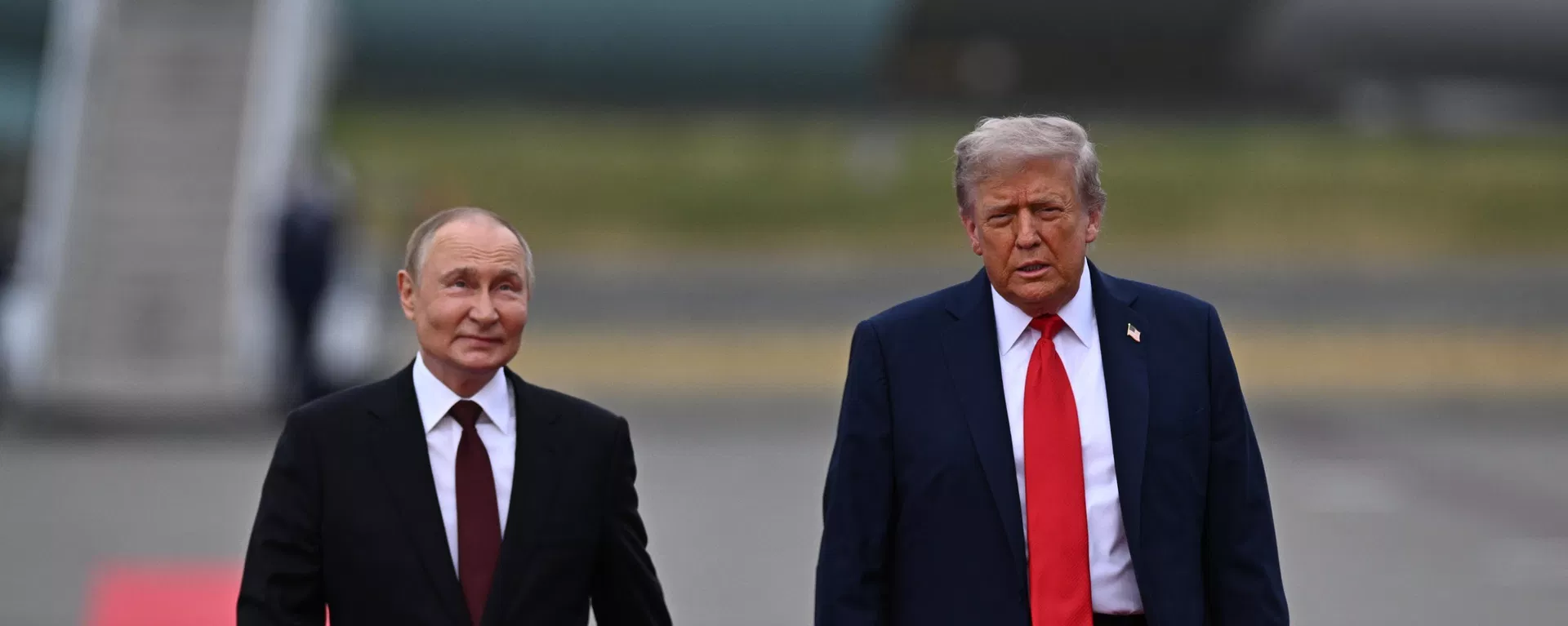 O presidente russo Vladimir Putin (à esq.) e o presidente dos EUA, Donald Trump (à dir.), durante uma reunião na base militar de Elmendorf-Richardson. Alasca, 15 de agosto de 2025 - Sputnik Brasil, 1920, 09.10.2026