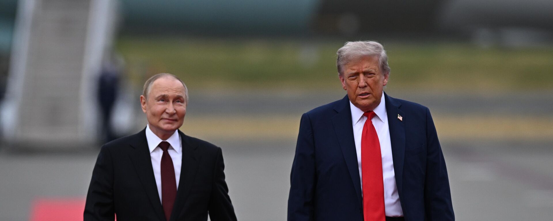 O presidente russo Vladimir Putin (à esq.) e o presidente dos EUA, Donald Trump (à dir.), durante uma reunião na base militar de Elmendorf-Richardson, no Alasca. 15 de agosto de 2025. - Sputnik Brasil, 1920, 19.11.2025