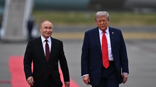 O presidente russo Vladimir Putin (à esq.) e o presidente dos EUA, Donald Trump (à dir.), durante uma reunião na base militar de Elmendorf-Richardson, no Alasca. 15 de agosto de 2025. - Sputnik Brasil