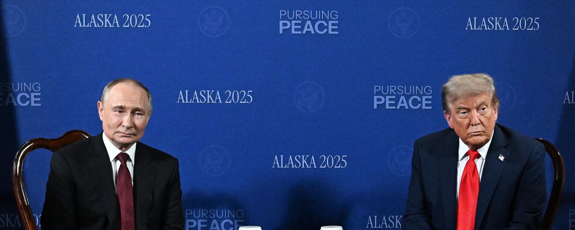 Presidente da Rússia, Vladimir Putin, se encontra com seu homólogo norte-americano, Donald Trump, em Anchorage, Alasca, em 15 de agosto de 2025 - Sputnik Brasil, 1920, 15.08.2025