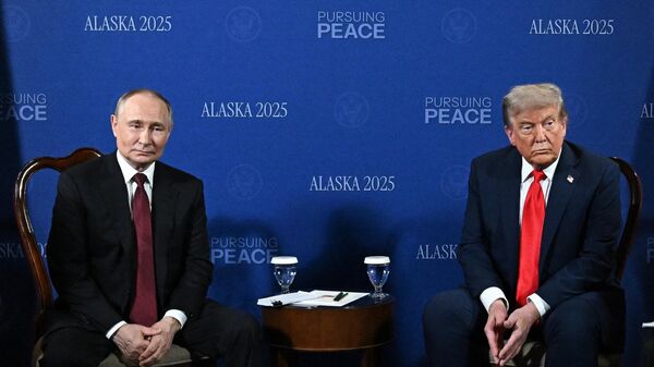 Presidente da Rússia, Vladimir Putin, se encontra com seu homólogo norte-americano, Donald Trump, em Anchorage, Alasca, em 15 de agosto de 2025 - Sputnik Brasil