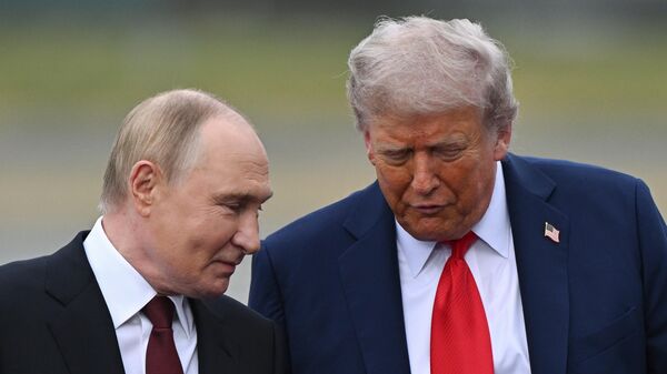 Presidente da Rússia, Vladimir Putin se encontra com seu homólogo norte-americano Donald Trump, em Anchorage, Alasca, em 15 de agosto de 2025 - Sputnik Brasil