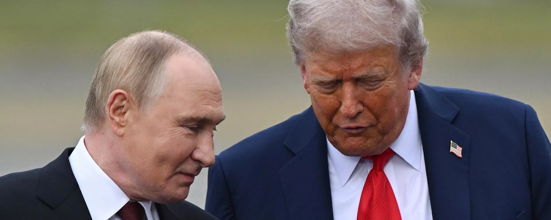 Presidente da Rússia, Vladimir Putin se encontra com seu homólogo norte-americano Donald Trump, em Anchorage, Alasca, em 15 de agosto de 2025 - Sputnik Brasil, 1920, 28.12.2025