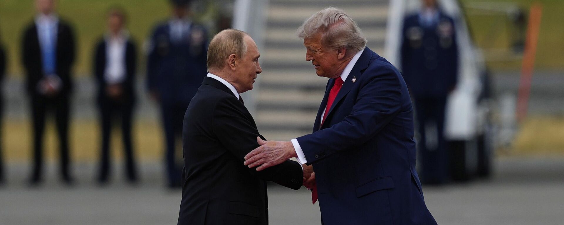 O presidente dos EUA, Donald Trump, recebe seu homólogo russo, Vladimir Putin, na base de Elmendorf-Richardson, no Alasca - Sputnik Brasil, 1920, 06.05.2026