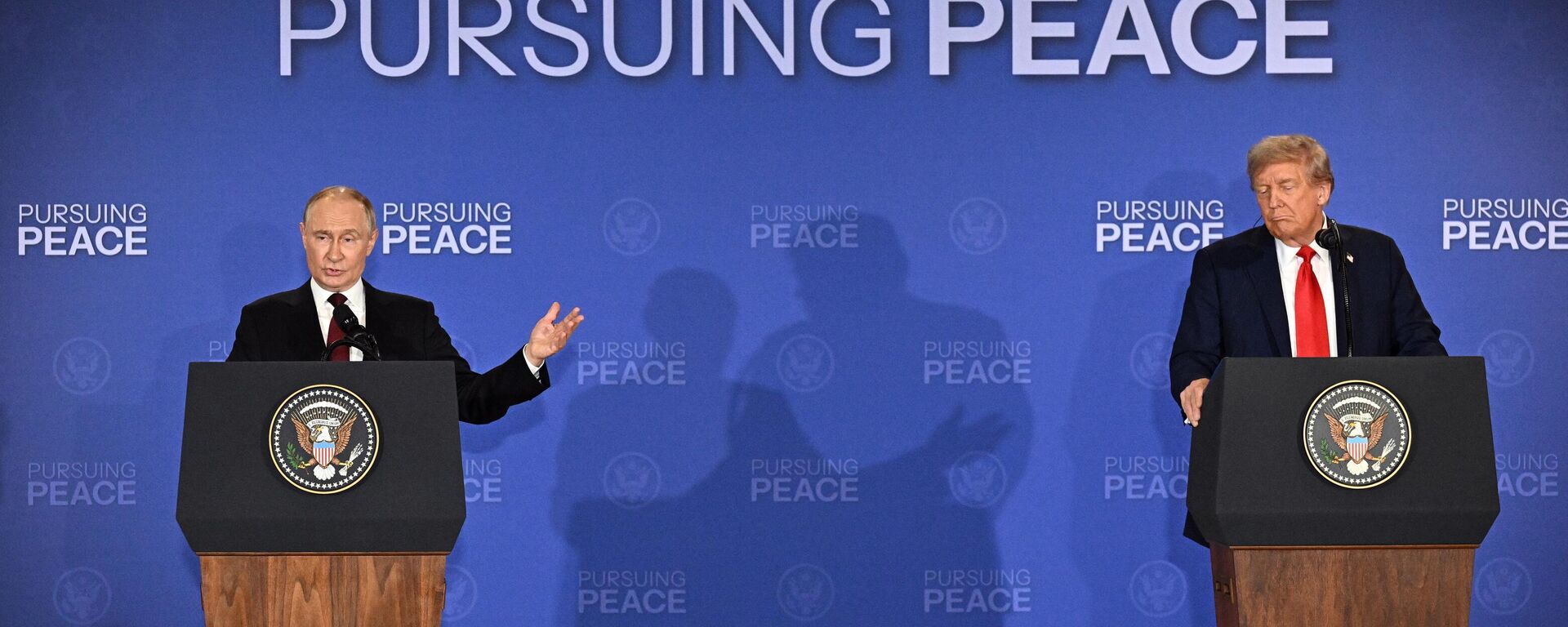Vladimir Putin, presidente da Rússia, e Donald Trump, presidente dos EUA, falam com a imprensa após reunião no Alasca - Sputnik Brasil, 1920, 17.08.2025