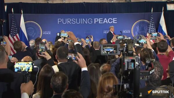 Putin e Trump falam com a imprensa após reunião histórica no Alasca - Sputnik Brasil