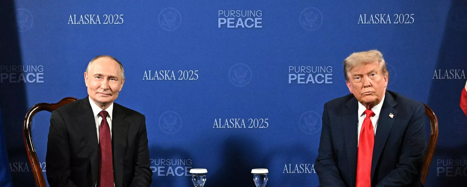 O presidente da Rússia, Vladimir Putin (à esq.), durante encontro com seu homólogo norte-americano, Donald Trump (à dir.), no Alasca, Estados Unidos. 15 de agosto de 2025. - Sputnik Brasil, 1920, 15.08.2025