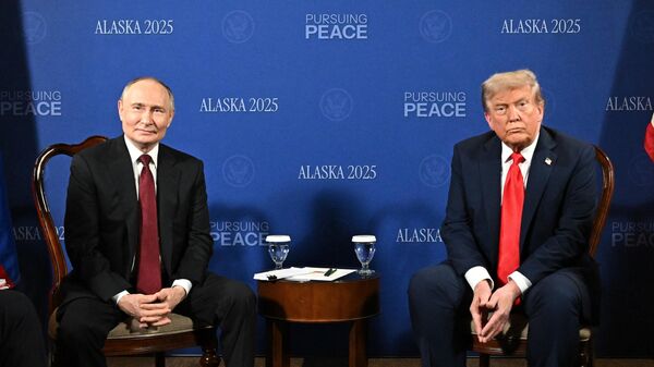 O presidente da Rússia, Vladimir Putin, durante encontro com seu homólogo norte-americano, Donald Trump, no Alasca. Estados Unidos, 15 de agosto de 2025 - Sputnik Brasil