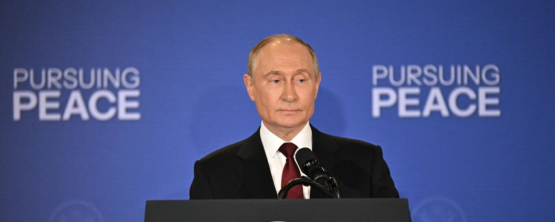 Vladimir Putin, presidente da Rússia, durante coletiva após encontro com seu homólogo norte-americano, Donald Trump, no Alasca. EUA, 15 de agosto de 2025 - Sputnik Brasil, 1920, 15.08.2025