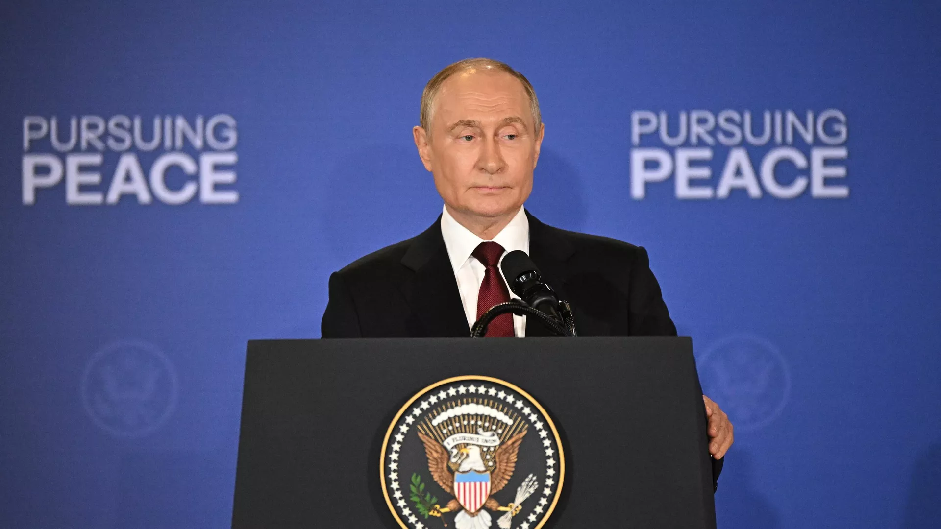 Vladimir Putin, presidente da Rússia, durante coletiva após encontro com seu homólogo norte-americano, Donald Trump, no Alasca - Sputnik Brasil, 1920, 29.12.2025