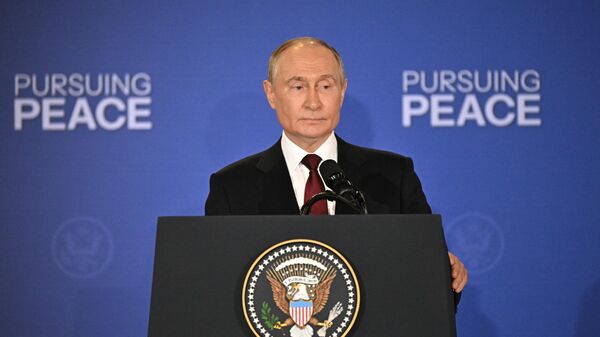 Vladimir Putin, presidente da Rússia, durante coletiva após encontro com seu homólogo norte-americano, Donald Trump, no Alasca. EUA, 15 de agosto de 2025 - Sputnik Brasil