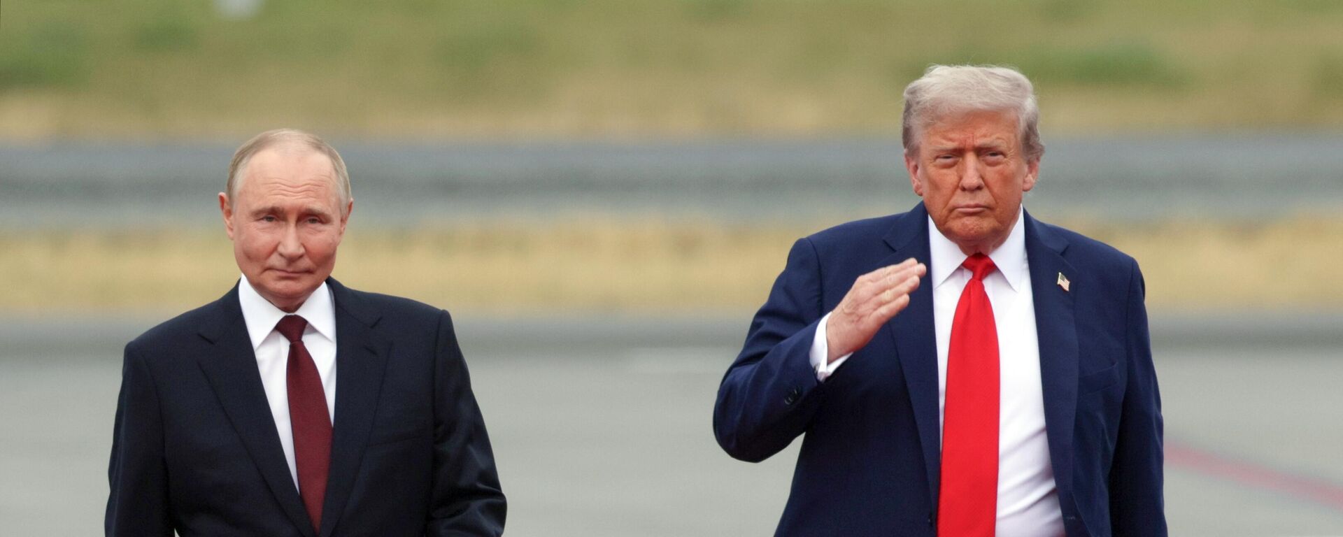 O presidente russo, Vladimir Putin, é recebido por seu homólogo norte-americano, Donald Trump, em Anchorage, Alasca - Sputnik Brasil, 1920, 15.08.2025