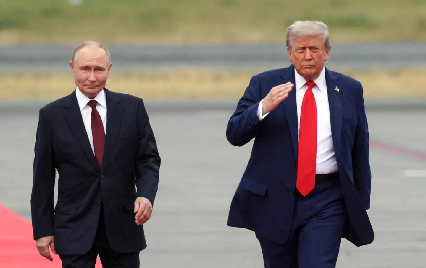 O presidente russo, Vladimir Putin, é recebido por seu homólogo norte-americano, Donald Trump, em Anchorage, Alasca O presidente russo, Vladimir Putin, é recebido por seu homólogo norte-americano, Donald Trump, em Anchorage, Alasca - Sputnik Brasil